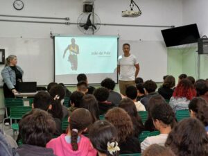 Mais de mil alunos da rede estadual de Pindamonhangaba participam de palestra sobre a trajetória de João do Pulo