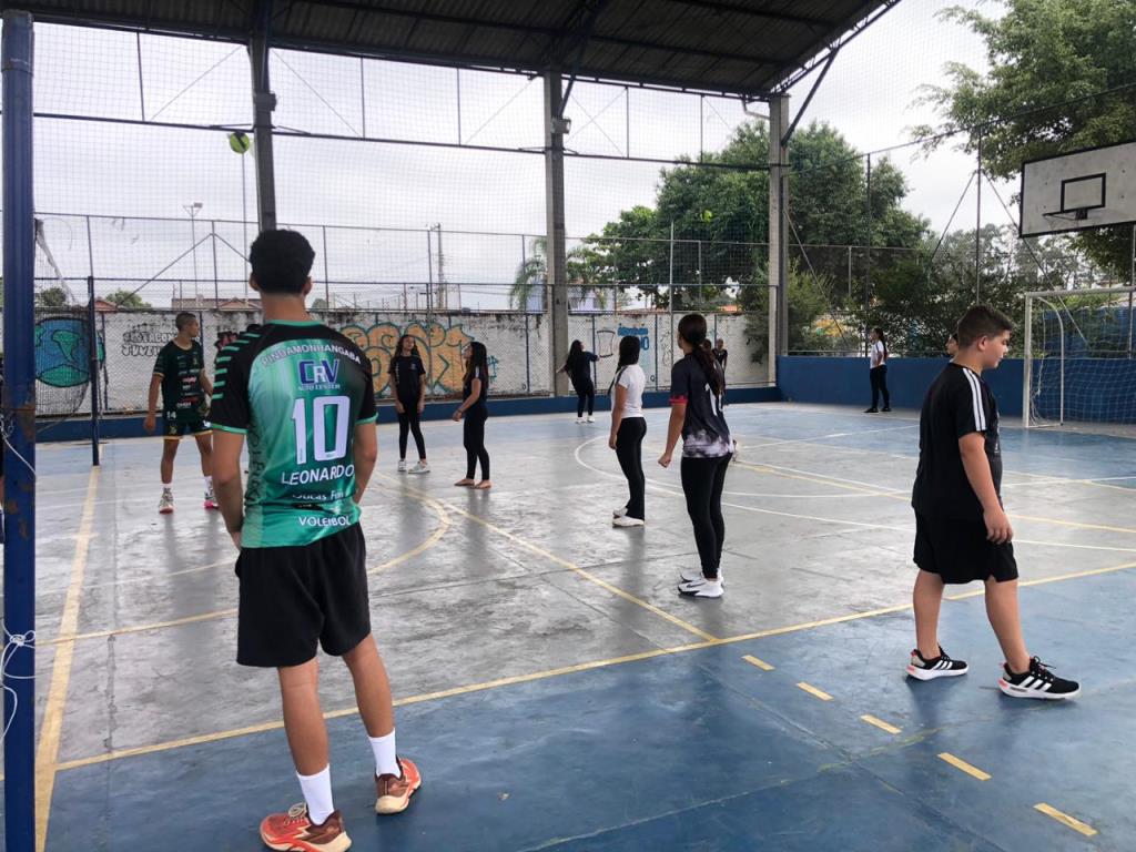 Ação de vivência esportiva leva voleibol a estudantes da Escola Profª Ismenia Monteiro