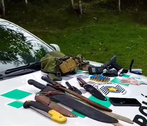 Arma, munições e roupas camufladas: ação da Atividade Delegada termina com prisão na zona rural de Pinda