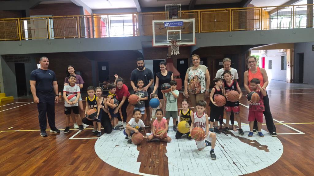 Aula especial reúne mães e alunos em celebração ao Dia das Mães nas turmas de Basquete e Iniciação Esportiva