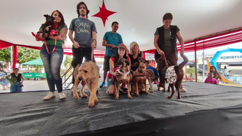 Evento “Mães de Pet” reúne famílias, tutores e animais na Praça Sete de Setembro