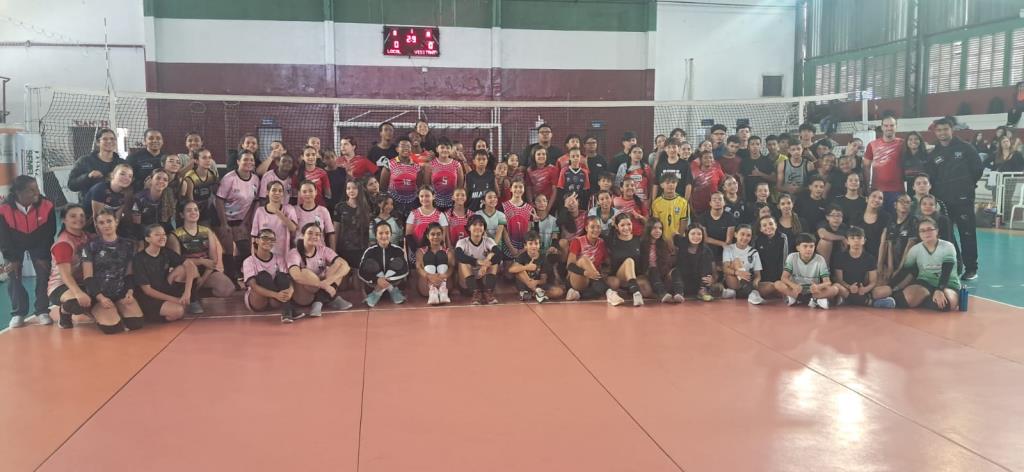 Intercâmbio de voleibol reúne cerca de 100 alunos dos polos esportivos do município