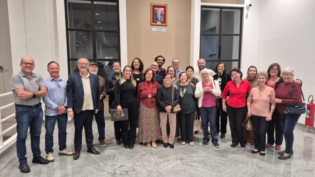 Juraci de Faria Condé recebe Medalha de Mérito “Athayde Marcondes” em homenagem à contribuição cultural e educacional em Pindamonhangaba