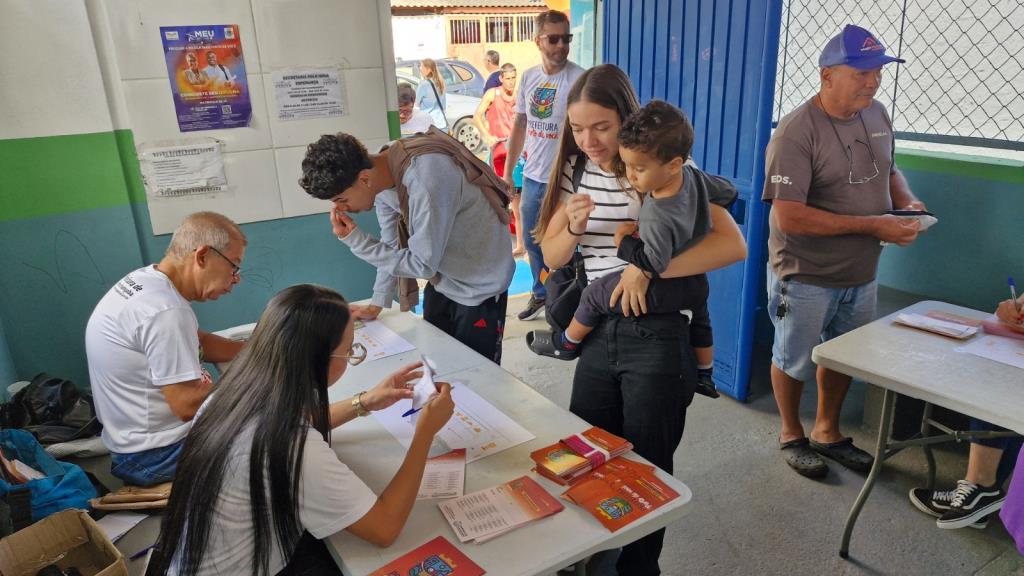 Moradores do Azeredo, Padre Rodolfo e região recebem serviços do Prefeitura Perto de Você no sábado