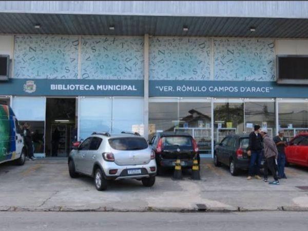 Pinda entra no clima da Copa e biblioteca promove encontros para troca de figurinhas