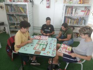 Pinda segue no clima da Copa e troca de figurinhas movimenta biblioteca neste sábado (16)