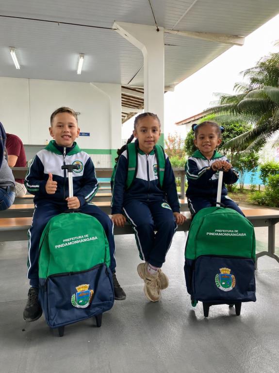 Prefeitura segue com entrega de uniformes de inverno para alunos da rede municipal