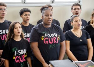 Coral do Projeto Guri se apresenta na Igreja Matriz durante comemorações do aniversário de Pinda