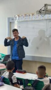 Aulas de inglês unem brincadeiras, música e literatura para tornar aprendizado mais divertido na rede municipal