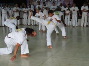 Aulas gratuitas de capoeira são oferecidas em centros comunitários de Pinda