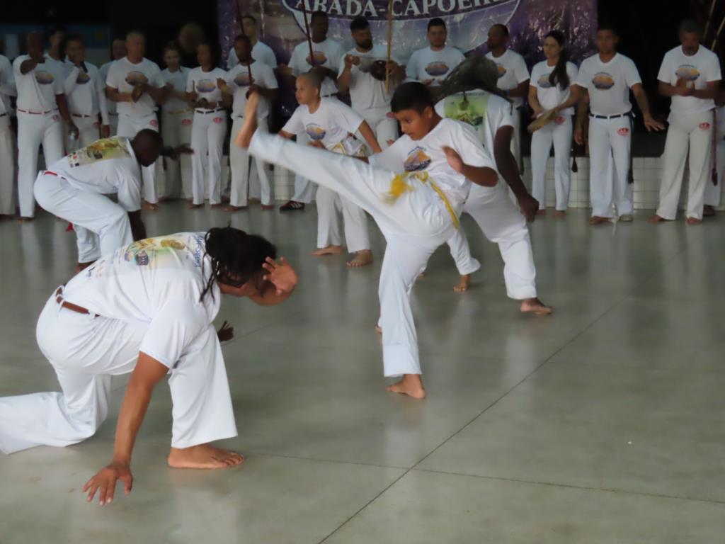 Aulas gratuitas de capoeira são oferecidas em centros comunitários de Pinda