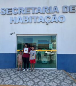 Secretaria de Habitação entrega contrato de doação e avança na regularização de imóveis no Castolira