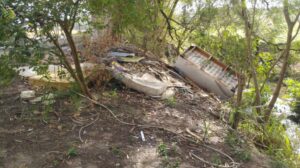 Sofá é descartado irregularmente às margens de córrego em Moreira César e Prefeitura alerta sobre os impactos do descarte de resíduos