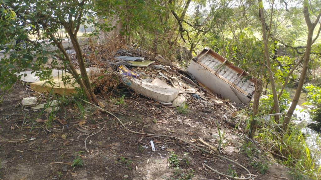 Sofá é descartado irregularmente às margens de córrego em Moreira César e Prefeitura alerta sobre os impactos do descarte de resíduos