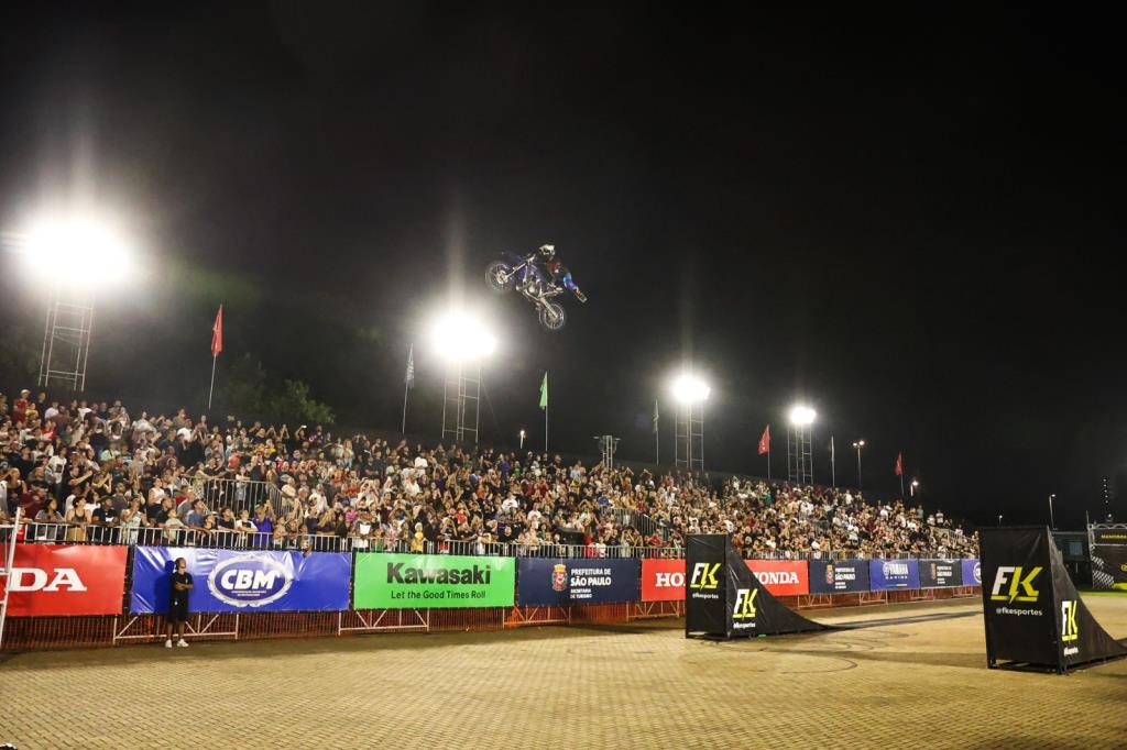 Arena Freestyle estreia em Pinda com grandes nomes do motociclismo radical