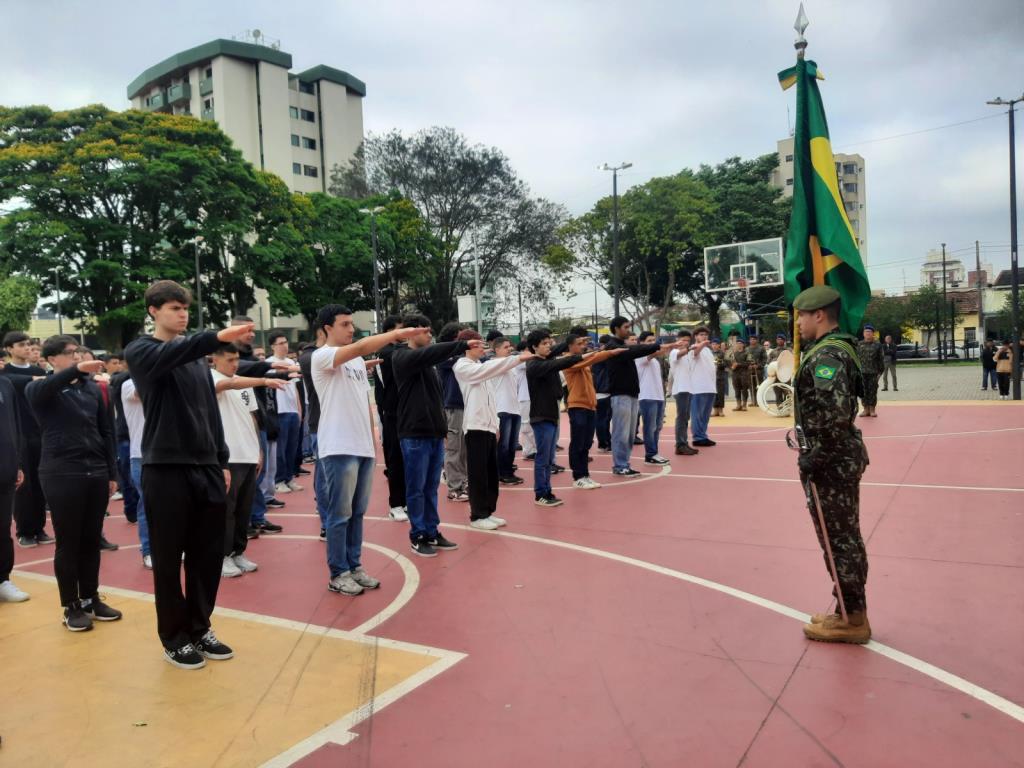 Cerimônia em Pinda reúne 350 pessoas na Praça do Quartel para entrega de Certificados de Dispensa Militar