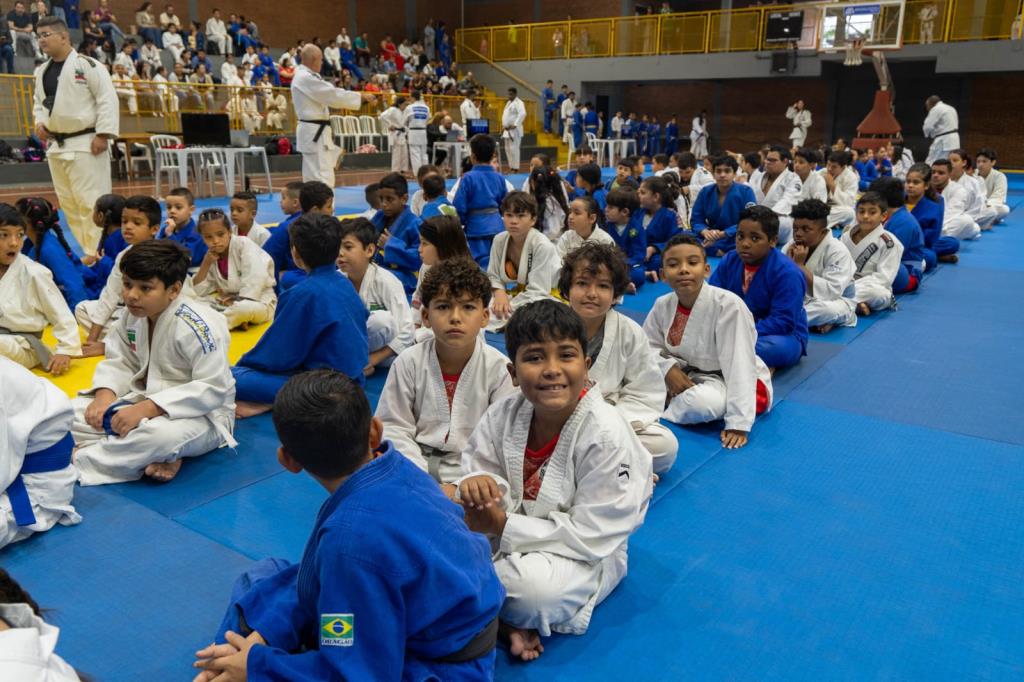 Crianças e jovens agitam as primeiras atividades do Festival de Esportes em Pinda