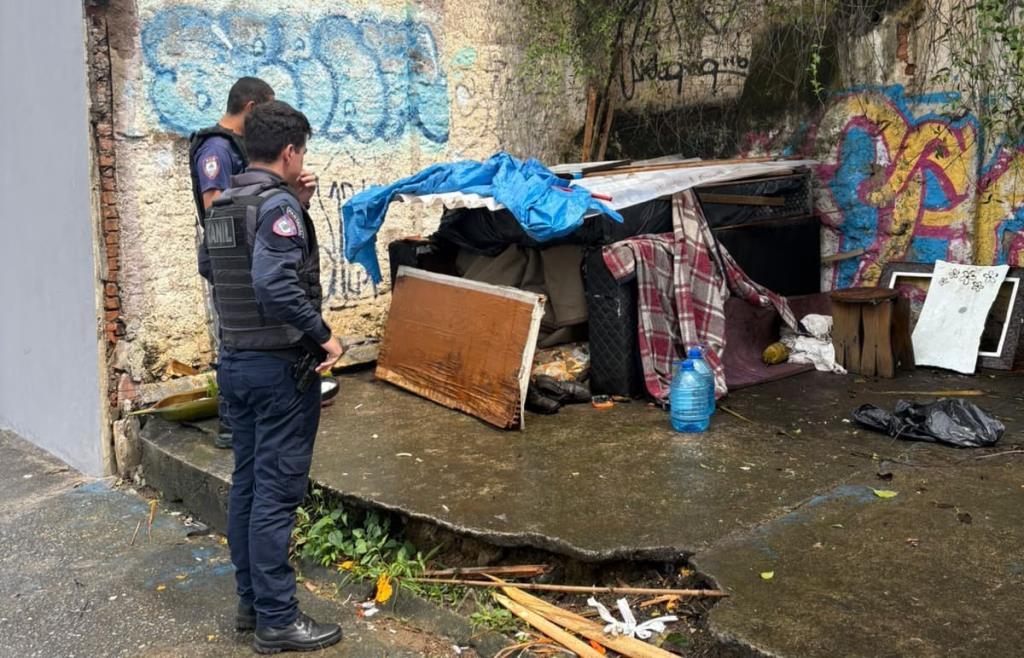 Pessoa em situação de rua na Vila Nair aceita proposta de atendimento social do Programa Novo Rumo