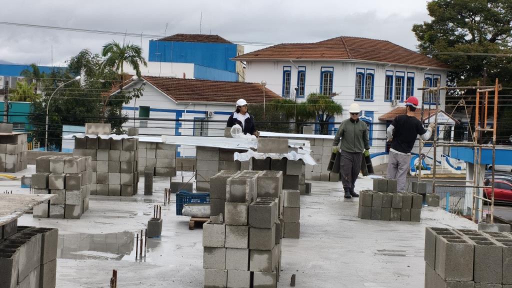 Prefeitura conclui laje e prepara obras do 2º pavimento do Laboratório Municipal