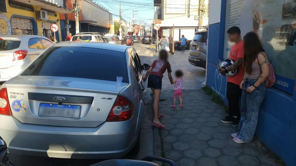 GCM localiza duas crianças sozinhas dentro de carro no Centro de Pindamonhangaba