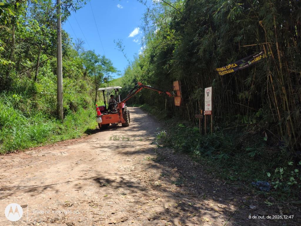 Prefeitura utiliza, no Ribeirão Grande, nova roçadeira que faz até 15km de trabalho por dia