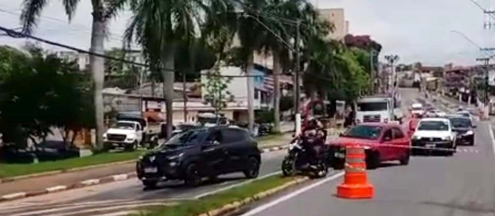Rompimento de adutora interdita parcialmente a Rua Suíça e exige atenção dos motoristas