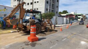Tubulação de esgoto é reparada em área central da cidade
