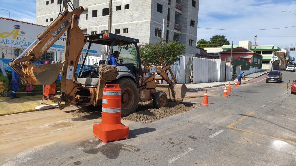 Tubulação de esgoto é reparada em área central da cidade
